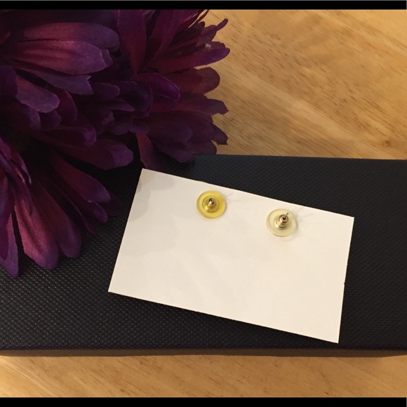 Vintage Lady Remington Earrings - Picture 3 of 4